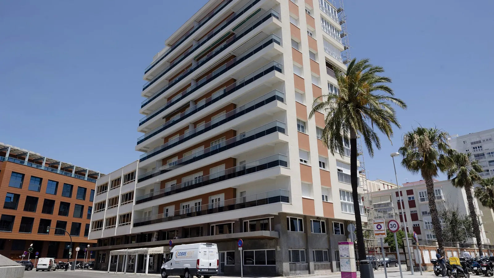 Barandillas solares en edificios: el caso de Saint-Gobain en Cádiz que confirma el futuro del autoconsumo de balcón