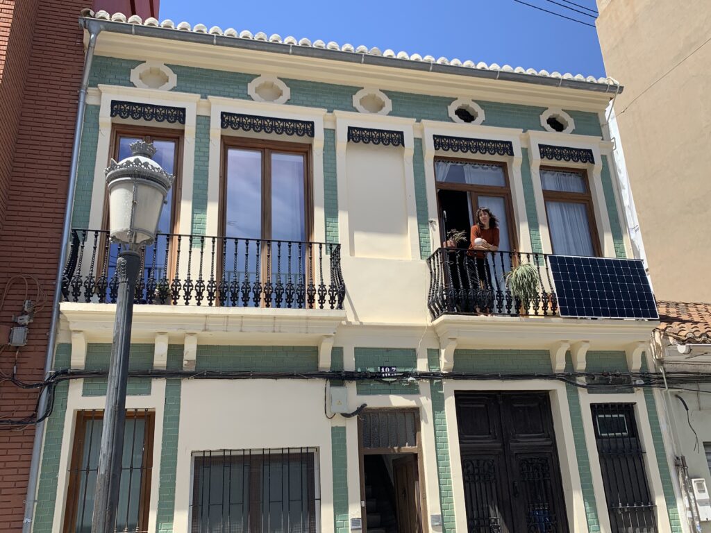 El Papel Esencial de la Energía Solar en el Futuro de las Ciudades y el Impacto de los Kits Plug & Play en los Balcones