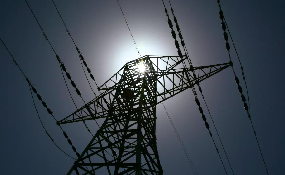 España vuelve a esquivar un apagón: qué está pasando en la red eléctrica y qué puedes hacer en casa