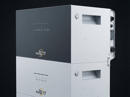 Kit SunEnergyXT 500 Pro con batería y paneles solares en instalación completa